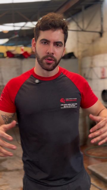 Como transformar um motor cheio de ferrugem, óleo e sujeira em um motor limpo e brilhante?
O processo envolve diferentes produtos químicos para cada tipo de material: descarbonizante quente e frio, produtos que dão brilho no alumínio e químicos leves para remover resíduos de gordura.
Depois, tudo passa por lavagem com alta pressão, garantindo que cada superfície fique livre de impurezas.
A limpeza extrema é essencial em todo o processo de retífica, sendo repetida várias vezes para garantir que o motor saia perfeito e com funcionamento ideal.
#RetificaFrancatti #MecânicaDePrecisão #LimpezaAutomotiva #AutoPerformance