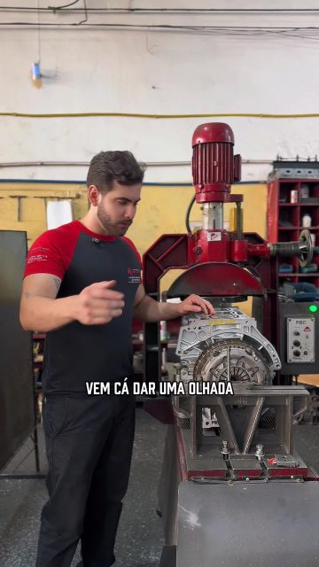 Aqui o ajuste é no detalhe.
Neste motor 3 cilindros, após detectar empeno no bloco e no cabeçote, o pistão ficou elevado. Foi necessário desbastar a face do pistão para garantir a folga correta e evitar contato com o cabeçote.
Esse procedimento de ajuste é essencial antes da montagem, garantindo funcionamento preciso e evitando barulhos ou danos futuros.
#RetificaFrancatti #MecânicaDePrecisão #UsinagemAutomotiva #AutoPerformance