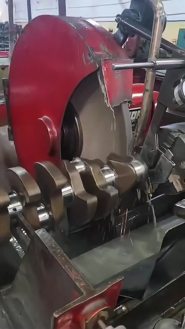 Colo de mancal do Opalão com ovalização, então foi feita a retificação para corrigir a medida e deixar tudo dentro do padrão novamente.

Serviço de precisão faz toda a diferença na montagem e na durabilidade do motor.

#RetificaFrancatti #Retifica #Opala #Motor