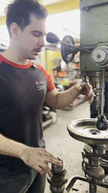 Volante de Fusca com desgaste na furação por conta do peso e desbalanceamento.

Com o tempo, isso compromete a fixação no virabrequim e pode gerar problemas maiores.
Aqui foi feito o enchimento do volante e a refuração para recuperar a peça e voltar ao padrão original.

Recupera, balanceia e deixa pronto pra rodar com segurança.

#RetificaFrancatti #Fusca #MecanicaAutomotiva #RetificaDeMotores