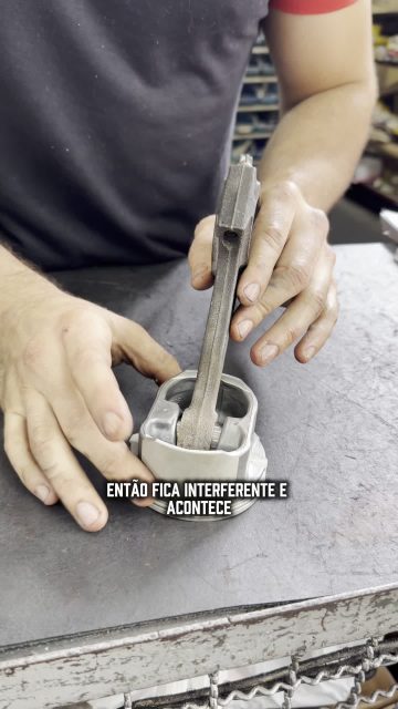Existem dois tipos de fixação do pistão na biela.

Um por interferência, onde o pino fica preso pela pressão da montagem, e outro por trava, com anel elástico segurando o pino no lugar.

Cada sistema tem sua aplicação, mas o importante é montar do jeito certo pra garantir o funcionamento do motor.

#RetificaFrancatti #MecanicaAutomotiva #Motor #EngenhariaAutomotiva