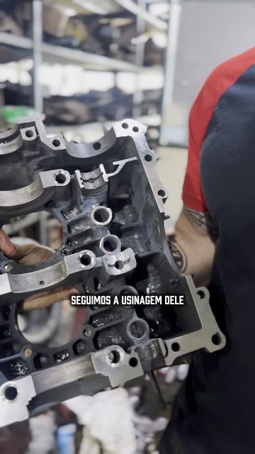 Carcaça com desgaste nos mancais do comando e quebra no alojamento dos tuchos.

Já foi feita a plaina e a recuperação inicial, com solda nas áreas danificadas para começar a devolver a estrutura da peça.

Agora segue para usinagem e ajustes finos, pra trazer tudo de volta às medidas corretas.

Aqui é recuperação de verdade, até deixar no padrão.

#RetificaFrancatti #MecanicaAutomotiva #RecuperacaoDePecas #Motor